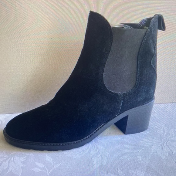 Elegant Black Ankle Booties - Picture 2 of 3